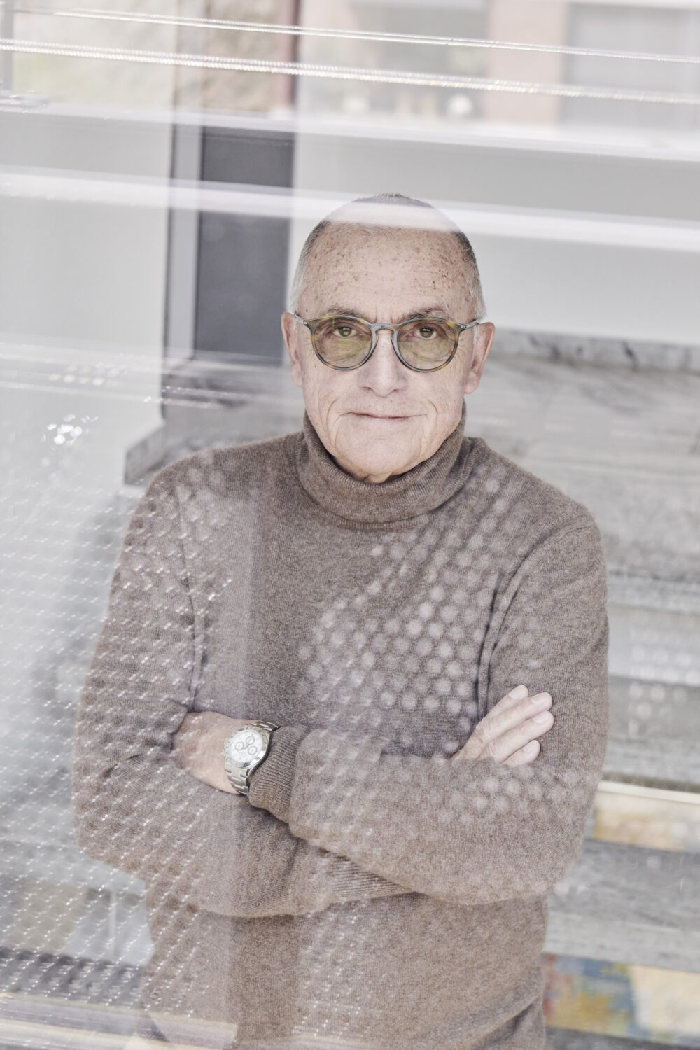 Portrait hinter Fenster mit Reflektionen